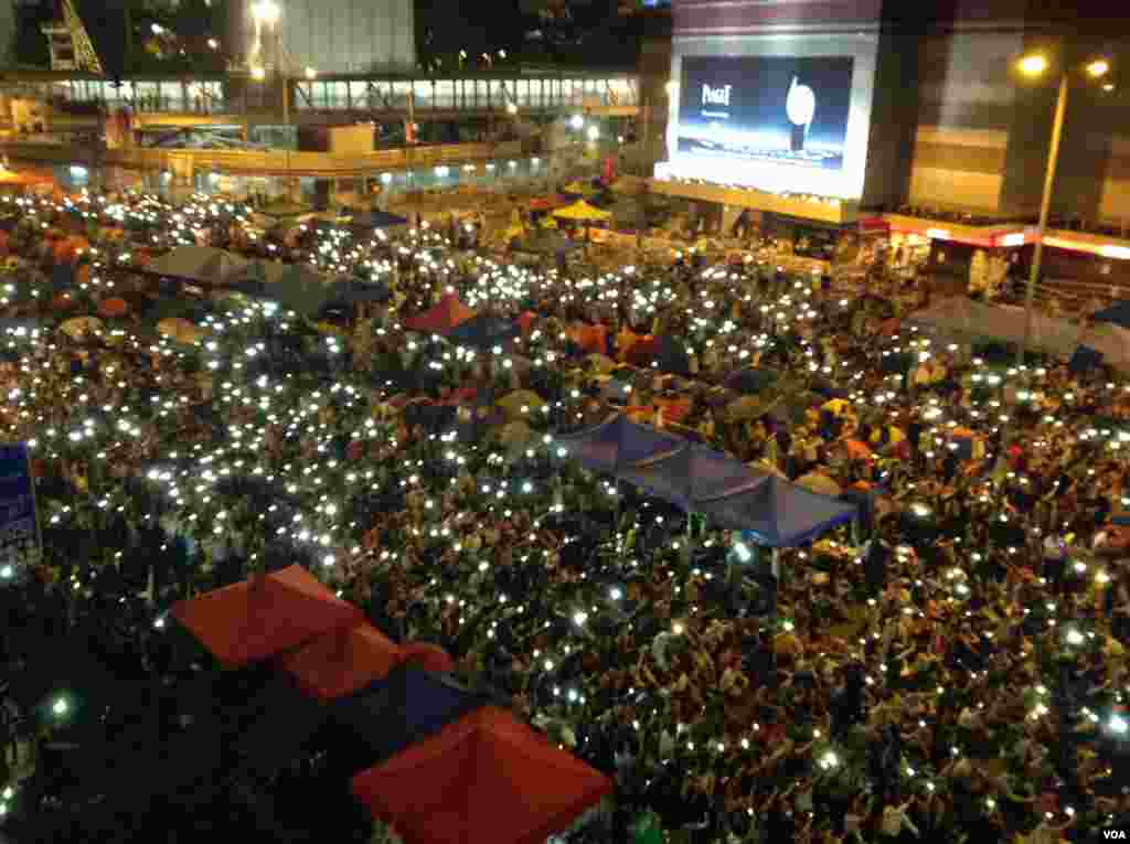 数以千计港人在金钟占领区举伞默立87秒，纪念占领运动满月（美国之音海彦 拍摄）