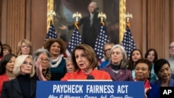 លោកស្រី Nancy Pelosi ដែល​ជា​សកម្មជន​សម្រាប់​សមភាព​នៅ​កន្លែង​ធ្វើ​ការ ថ្លែង​នៅ​ក្នុង​ព្រឹត្តិការណ៍​មួយ​ដើម្បី​តស៊ូ​មតិ​សម្រាប់​ច្បាប់​ភាព​ស្មើ​គ្នា​ផ្នែក​ប្រាក់​ចំណូល (Paycheck Fairness Act) ក្នុង​វិមាន​សភា Capitol ក្នុង​រដ្ឋធានី​វ៉ាស៊ីនតោន កាលពី​ថ្ងៃទី៣០ ខែមករា ឆ្នាំ២០១៩។