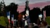 Predsednici Srbije i Francuske, Aleksandar Vučić i Emanuel Makron, ispred spomenika zahvalnosti Francuskoj u Prvom svetskom ratu, na Kalemegdanu, u Beogradu, Srbija, 15. juli 2019.
