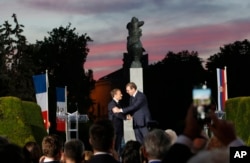 Predsednici Srbije i Francuske, Aleksandar Vučić i Emanuel Makron, ispred spomenika zahvalnosti Francuskoj u Prvom svetskom ratu, na Kalemegdanu, u Beogradu, Srbija, 15. juli 2019.