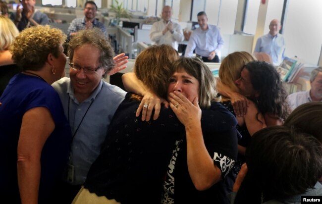 El personal del South Florida Sun Sentinel celebra su agridulce honor luego de ganar el Premio Pulitzer por el Servicio Público, por su cobertura del tiroteo en la escuela Parkland, en la sala de redacción de Deerfield Beach, Florida, EE.UU., el 15 de abril de 2019.