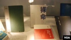 香港書展"文藝廊"設立陳冠中專區，介紹陳冠中的背景及重要著作 (美國之音湯惠芸)