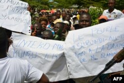 FILE - Protesters demonstrate against the Republican Forces of Burundi (Forebu) on the beach of Lake Tanganyika near the port of Bujumbura, Dec. 26, 2015.