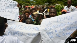 Protesters demonstrate against the Republican Forces of Burundi (Forebu) on the beach of Lake Tanganyika near the port of Bujumbura, Dec. 26, 2015.