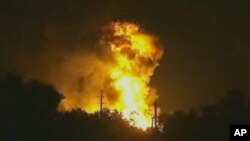 La explosión de una planta procesadora de gas en Tavares, Florida, ha provocado un gran incendio.