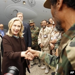 Mme Clinton saluant des soldats libyens à sa descente d'avion