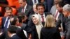 Nữ dân biểu Thổ Nhĩ Kỳ đội khăn choàng đầu vào trụ sở quốc hội
