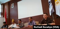 Rektor Universitas Gadjah Mada Panut Mulyono (tengah) membacakan klausul penyelesaian kasus dugaan perkosaan non-litigasi, di Yogyakarta, Senin, 4 Februari 2019. (Foto: Nurhadi Sucahyo/VOA)