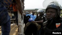 Des membres de l'opposition sont arrêtés au cours d'une marche de protestation contre le projet de la nouvelle constitution du président Alassane Ouattara à Abidjan, Côte-d'Ivoire, 20 octobre 2016. 