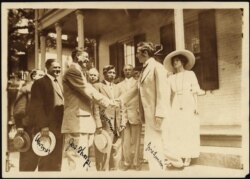 Carlisle School alumnus and Olympian Jim Thorpe shakes hands with school's third superintendent, Moses Friedman.