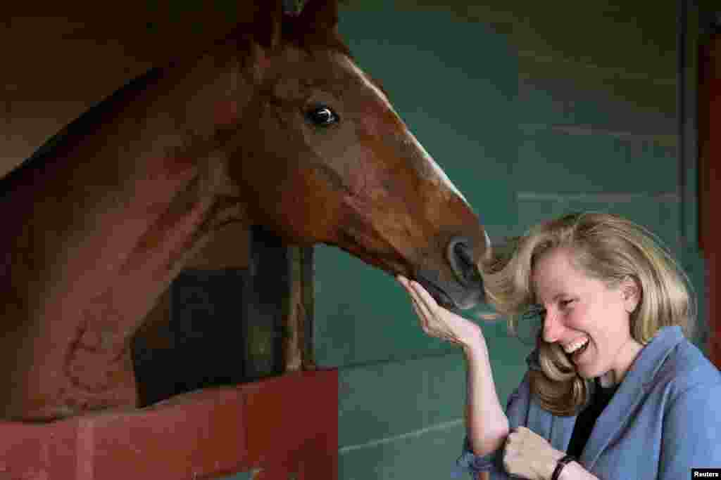 在美国维吉尼亚州伯克维尔的一个救援马厩，竞选众议员的阿比盖尔&middot;斯潘伯格问候马匹。