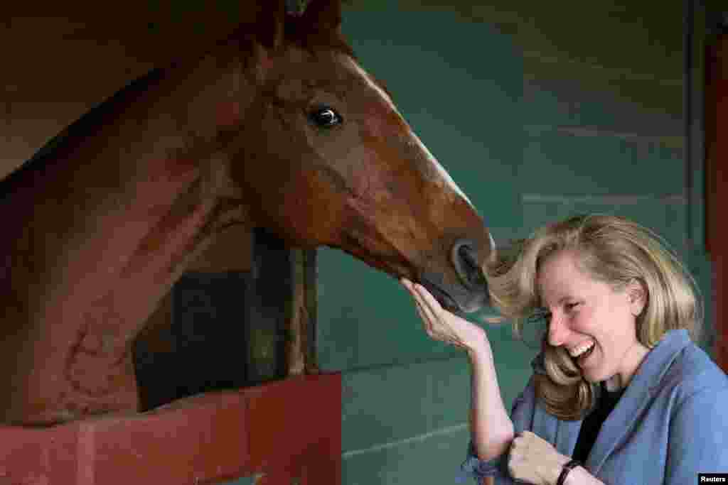 លោកស្រី Abigail Spanberger បេក្ខជន​មក​ពី​គណបក្ស Virginia Democratic សម្រាប់​អ្នក​តំណាង​សហរដ្ឋអាមេរិក​លេង​ជាមួយ​នឹង​សត្វ​សេះ​នៅ​កន្លែង​ជួយ​សង្គ្រោះ​មួយ​នៅ​ក្នុង​ក្រុង Burkeville រដ្ឋ Virginia កាលពី​ថ្ងៃទី៣១ ខែតុលា ឆ្នាំ២០១៨។