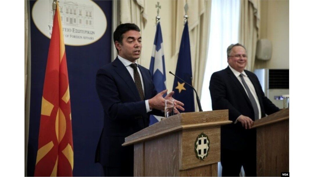 Nikos Kotzias dari Yunani (kanan) dan Nikola Dimitrov dari Macedonia (Foto: dok).
