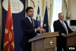 Nikos Kotzias dari Yunani (kanan) dan Nikola Dimitrov dari Macedonia (Foto: dok).