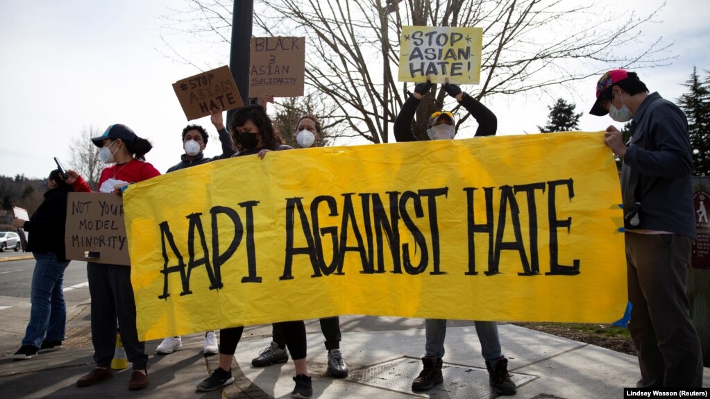 华盛顿州的一群活动人士高举“亚太裔反对仇视”标语 （路透社 2021年3月17日）(photo:VOA)