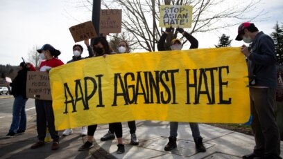 Người biểu tình giăng biểu ngữ với khẩu hiệu "Cộng đồng AAPI chống Hận thù Chủng tộc" tại một cuộc tuần hành để phản đối các tội ác vì hận thù người gốc Á tại Newcastle, Washington, Ngày 17/3/2021. (REUTERS/Lindsey Wasson)