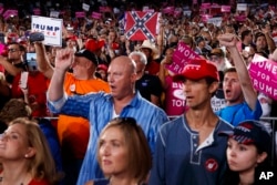 佛罗里达州的支持川普大会。这张图上的人大多数人是白人(2016年10月24日）