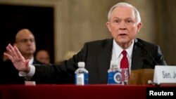 Attorney General-designate Jeff Sessions, a ສະມາຊິສະພາສູງ ສະຫະລັດ ສັງກັດພັກຣີພັບບລີກັນ ຈາກລັດ Alabama, ໃຫ້ການຢູ່ທີ່ລັດຖະສະພາ ຫຼື Capitol Hill ໃນນະຄອນຫຼວງວໍຊິງຕັນ, ວັນທີ 10 ມັງກອນ 2017.