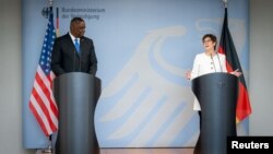 Le secrétaire américain à la Défense Lloyd Austin et son homologue allemand Annegret Kramp-Karrenbauer s'adressent à une conférence de presse au ministère allemand de la Défense de Bendlerblock à Berlin, Allemagne, le 13 avril 2021.