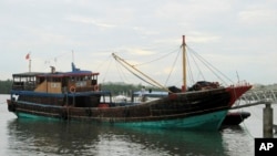 Tàu đánh cá Trung Quốc bị bắt giữ neo tại cảng Honda Bay Wharf ở thành phố Puerto Princesa, Tây Philippines. ngày 12/5/2014.