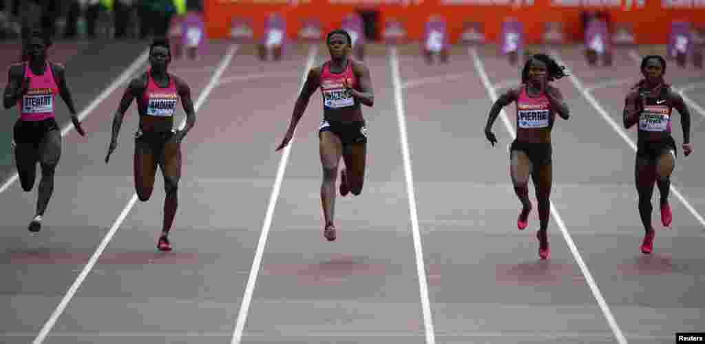 Nigeria's Blessing Okagbare (C) leads the pack to win the women's 100m event at the London Diamond League 'Anniversary Games.'
