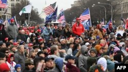 Les partisans du président américain Donald Trump organisent un rassemblement pour protester contre la prochaine certification par le collège électoral de Joe Biden en tant que président à Washington, DC, le 5 janvier 2021.
