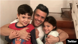 Leopoldo Lopez en su casa con sus hijos Manuela Rafaela y Leopoldo Santiago en una foto compartida en Twitter, entre otras personas, por la periodista Caterina Valentino.