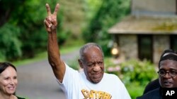 Komedian Bill Cosby mengacungkan tanda "V" (kemenangan) setelah dinyatakan bebas dari hukuman pelecehan seksual, di Elkins Park, Pa, Rabu (30/6). 