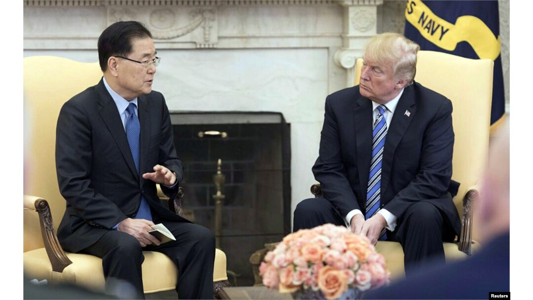 Kepala Keamanan Nasional Korea Selatan, Chung Eui-yong, saat bertemu Presiden AS Donald Trump di Gedung Putih, Washington D.C., 8 Maret 2018.
