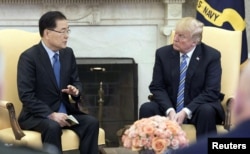 Kepala Keamanan Nasional Korea Selatan, Chung Eui-yong, saat bertemu Presiden AS Donald Trump di Gedung Putih, Washington D.C., 8 Maret 2018.