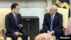 美國總統川普8號在白宮會見南韓青瓦台國家安全室室長鄭義溶
