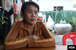 Seng Rathmony, a former commune chief in Battambang province, lost her post when the opposition Cambodia National Rescue Party was dissolved in November, 2017. (Sun Narin/VOA Khmer)
