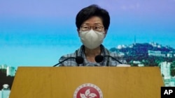 香港特首林郑月娥在记者会上在听记者提问题。她宣布推迟发表《施政报告》。（2020年10月12日）