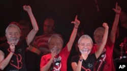 Artistas con máscaras que representan al ex presidente brasileño, Luiz Inacio da Silva, actúan en el festival "Lula Free" en Río de Janeiro, Brasil, el 28 de julio de 2018.