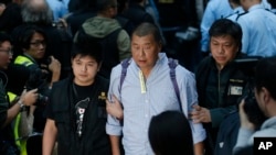 香港壹傳媒集團創辦人黎智英2014年12月11日在香港政府總部外的“佔領區”被警察帶走。