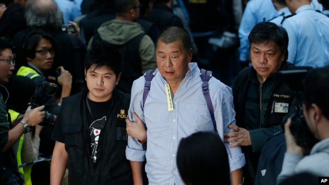香港壹传媒集团创办人黎智英2014年12月11日在香港政府总部外的“占领区”被警察带走。(资料照)