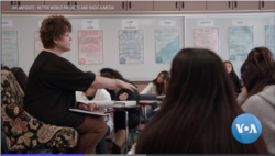 Sherry McIntyre mengajar kelas toleransi beragama di SMA Peter Johansen di Modesto, California. Kisah Sherry adalah satu dari sekian kisah kebaikan dalam film "The Antidote." (Foto: screenshot/VOA/The Antidote / Better World Projects and RadicalMedia)