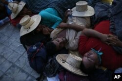 Migrantes duermen juntos en el patio de una iglesia, mientras la caravana hace un alto para descansar en Niltepec, en Oaxaca, el 29 de octubre de 2018.