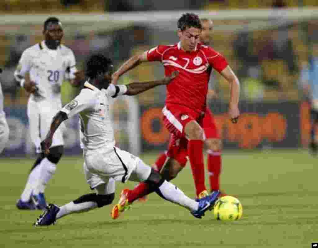 Tunisia's Youssef Msakni (R) is challenged by Ghana's Anthony Annan of Ghana during their African Nations Cup quarter-final soccer match at Franceville stadium February 5, 2012.