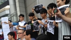 超過十名香港社運人士主動到警察總部查詢，是否被警方低調通緝 (湯惠芸攝)