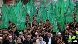 지난 12일 가자지구에서 팔레스타인 하마스 지지자들이 창설 27주년을 기념하며 행진을 하고 있다.