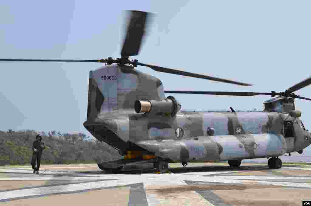 Trực thăng CH-47 Chinook của H&agrave;n Quốc hạ c&aacute;nh tại một căn cứ qu&acirc;n sự tr&ecirc;n đảo Yeonpyeong. (Photo: VOA / Steve Herman)