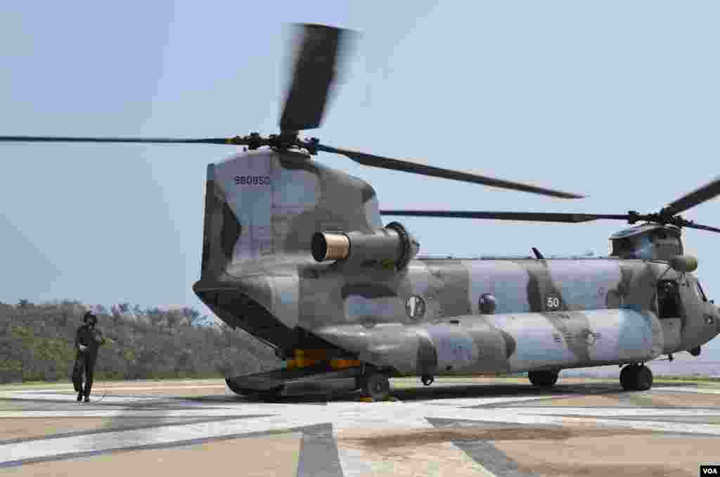 A South Korean army CH-47 Chinook helicopter after landing at military base on Yeonpyeong island. (Photo: VOA / Steve Herman)