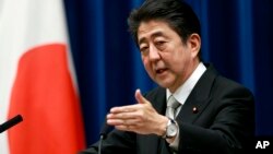 Ông Shinzo Abe, thủ tướng Nhật, họp báo hôm 1/11.
