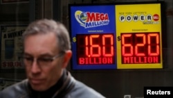 Carteles muestran los premios para los sorteos Mega Millions del martes y Powerball del miércoles en la ciudad de Nueva York, EE. UU.