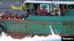 Người di cư tuyệt vọng sau khi bị hải quân Thái kéo thuyền của họ ra khỏi vùng biển Thái Lan gần đảo Koh Lipe, ngày 16 tháng 5, 2015.