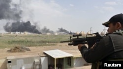 Binh sĩ Iraq tại một căn cứ quân sự ở phía bắc đã chuẩn bị sẵn sàng để bắt đầu tấn công trên bộ khi được lệnh.