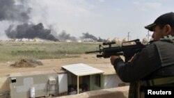 Un soldado iraquí vigila cerca de la refinería Baiji al norte de Bagdad.
