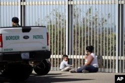 Mujeres y niños son parte de la caravana de migrantes que ha llegado a la frontera entre EE.UU. y México.