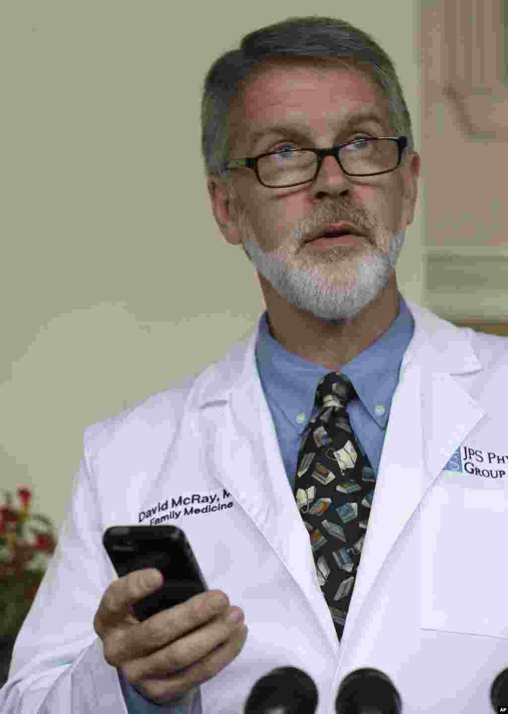 Bác sĩ David Mcray đọc một tin nhắn gần đây từ Bác sĩ Kent Brantly gởi tới trong một cuộc họp báo. Bác sĩ người Mỹ Kent Brantly chữa trị cho các bệnh nhân Ebola ở Liberia đã có xét nghiệm dương tính với loại virus gây chết người này.